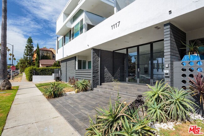 Building Photo - 1117 S Bronson Ave