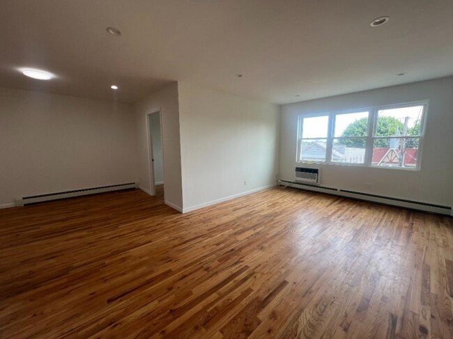 Building Photo - 3 bedroom in WOODSIDE NY 11377