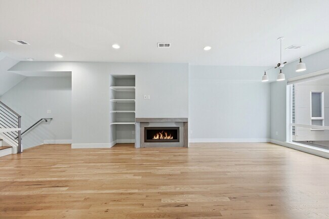 Building Photo - $3,440.95 with $300 off the first month's rent, 2 Beds - 4 Bath, Townhouse in Denver with Cozy Fi...