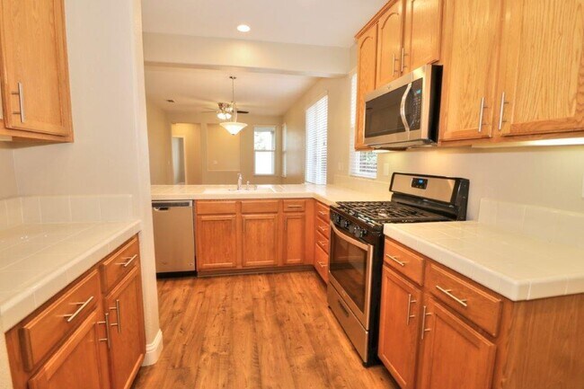 Building Photo - ADORABLE 3/2 Roseville Corner Lot Home!  PLEASE READ ENTIRE AD FOR VIEWINGS~