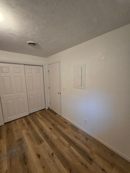 Building Photo - 1542 W River Dr
