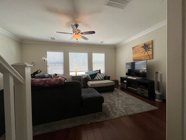 Building Photo - ABSOLUTELY AMAZING! Large 4 bedroom 2 stor...