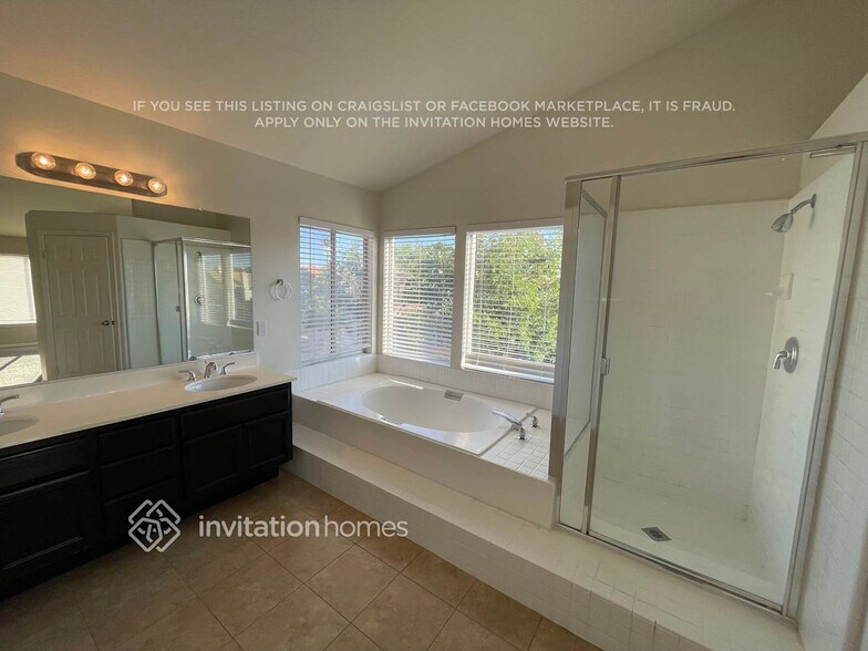 Building Photo - 3205 Lantana Ct