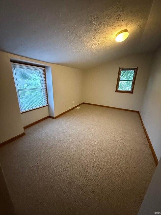 Building Photo - 1024 W Country Club Dr