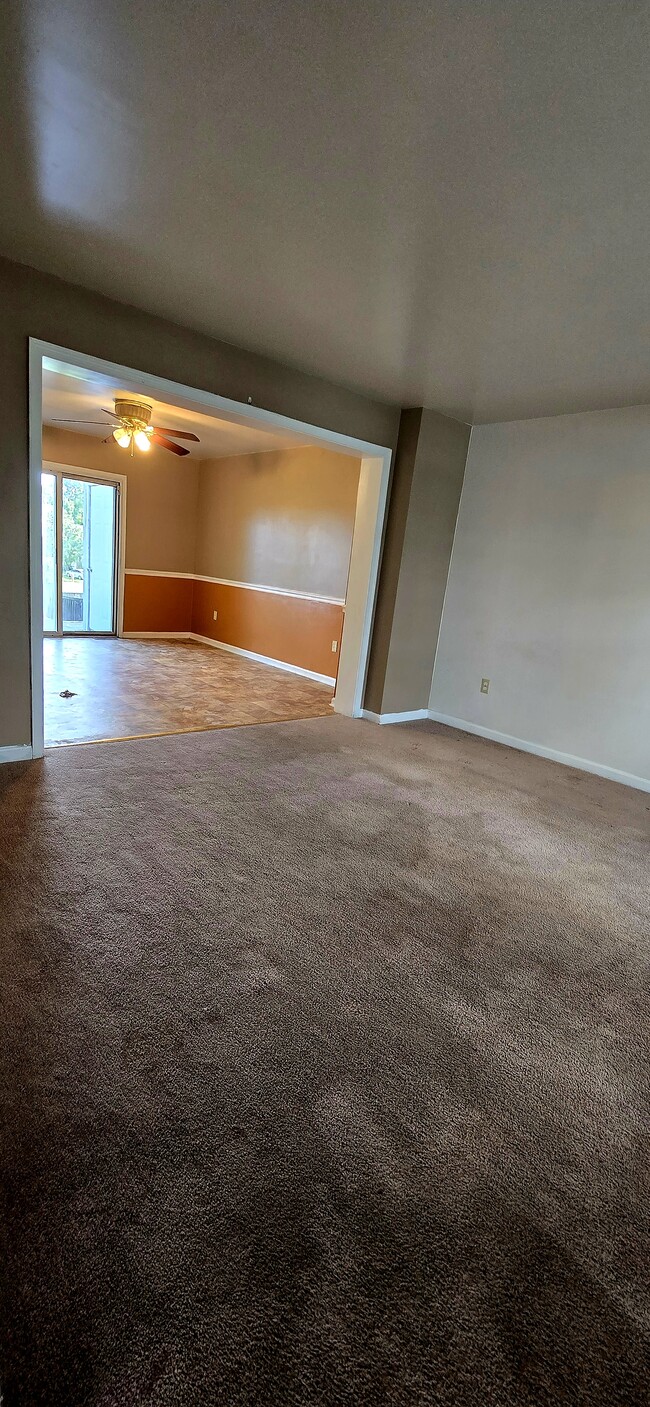 Building Photo - 705 Emily Ln