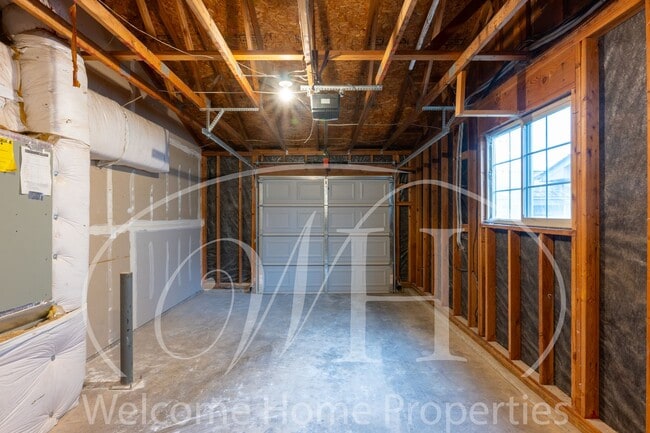 Building Photo - Spacious 2 bedroom duplex with attached garage