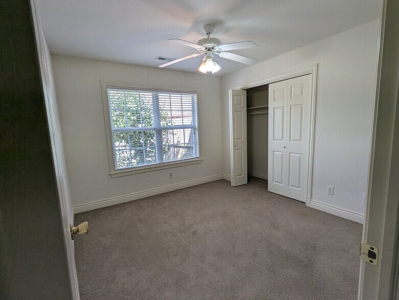 Building Photo - 702 Tunbridge Dr