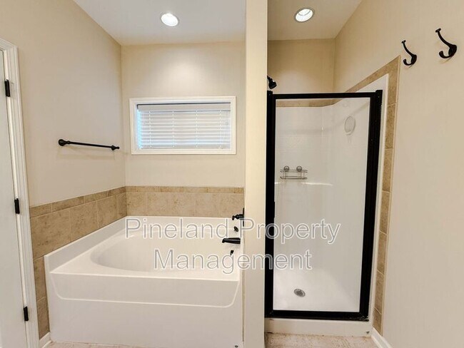 Building Photo - 728 Roanoke Dr