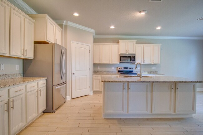 Building Photo - $300 Off First Month’s Rent – Beautiful Po...