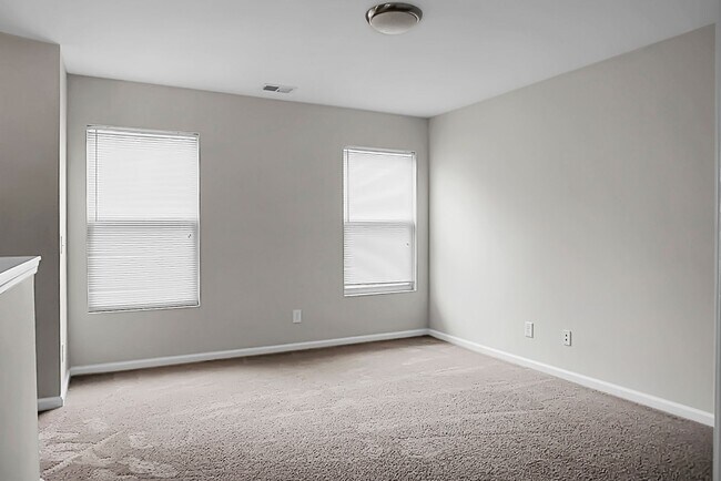 Building Photo - 3 bedrooms, 2.5 bathrooms  2-car garage in...
