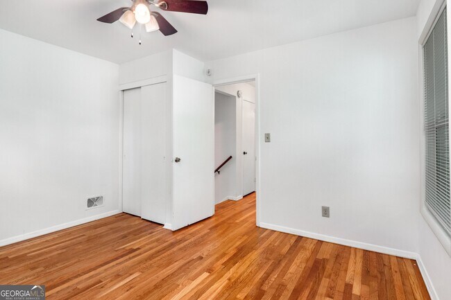 Building Photo - 2563 Beverly Hills Dr