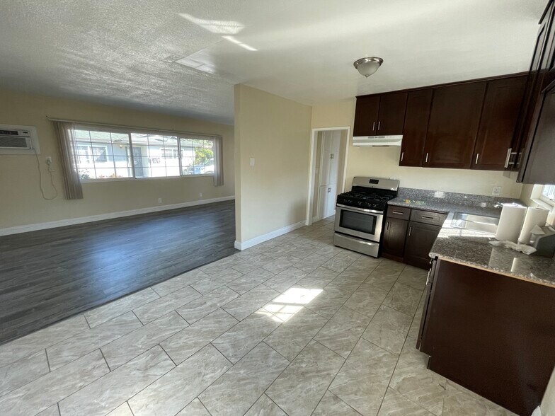 Building Photo - 833 W Walnut Ave