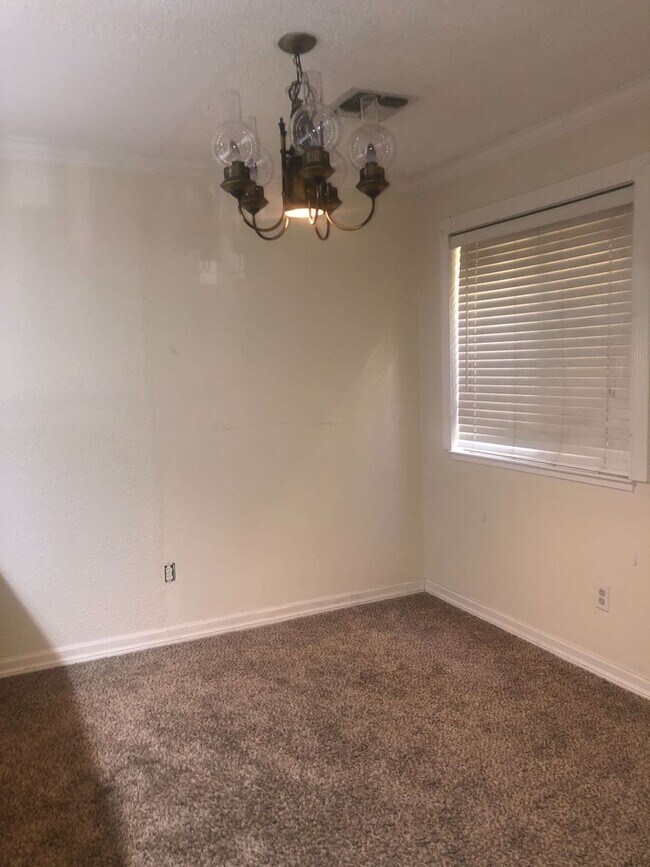 Building Photo - Convenience galore is what describes this condo!