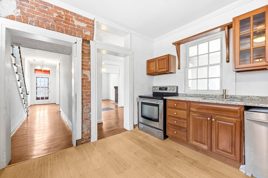 Building Photo - 3110 Main St