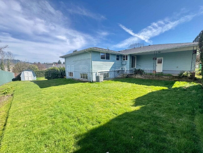 Building Photo - 6999 SE Norbert Dr