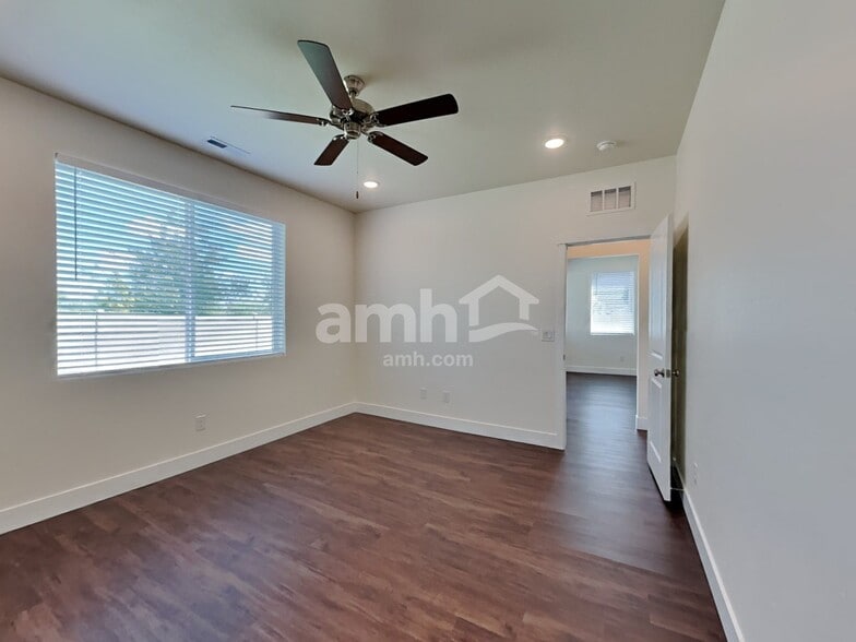 Building Photo - 1400 N Alderleaf Ave