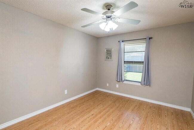 Building Photo - 4925 Big Bend Dr