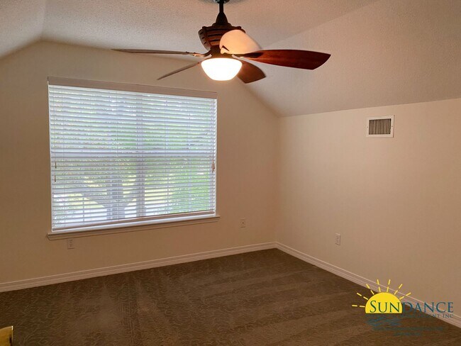 Building Photo - Stunning 5 Bedroom Home in Robledal Estates