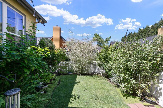 Building Photo - 3 Bedroom/ 2 Bath Stunning Home in Eugene,...