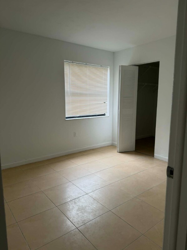 Building Photo - 341 W Park Dr