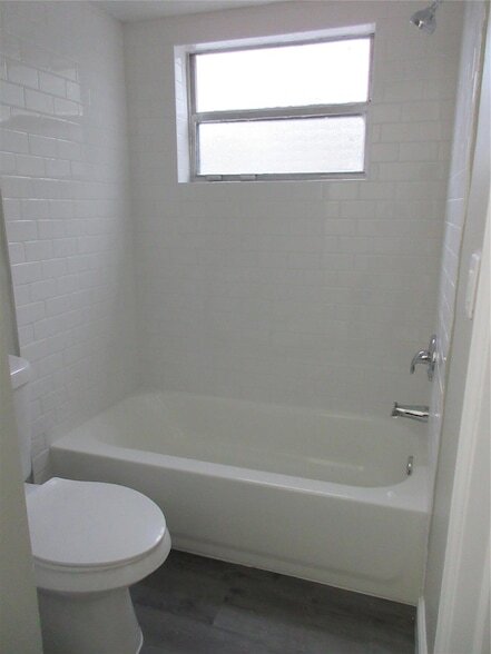 Building Photo - 4280 Woodside Dr