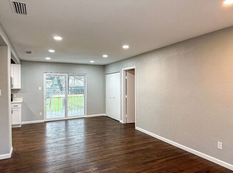 Building Photo - 211 Wanda Dr