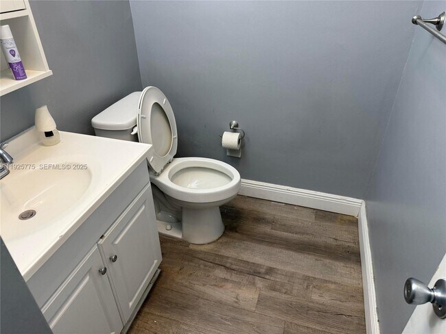 Building Photo - 4050 NE 12th Terrace