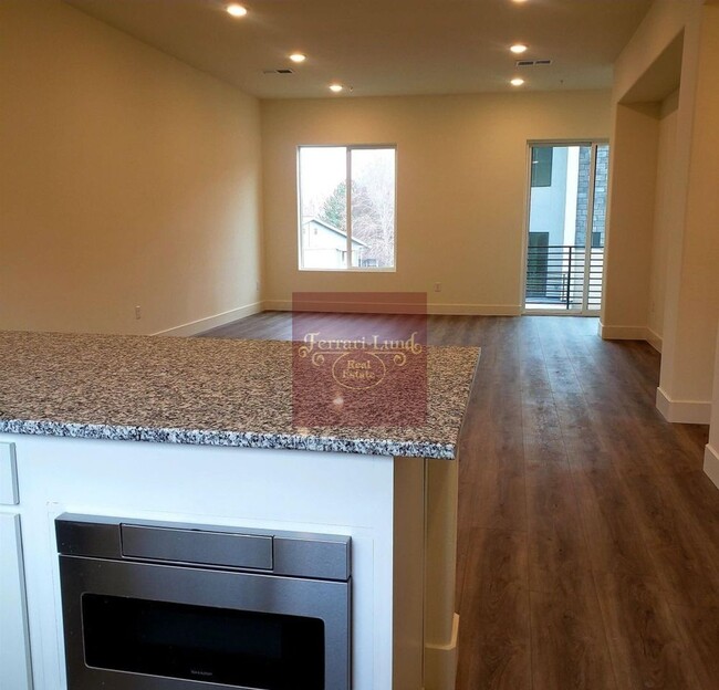 Building Photo - Beautiful Townhome by the Truckee River- K...