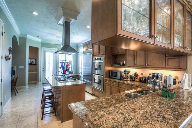 Building Photo - 1043 Memorial Village Dr