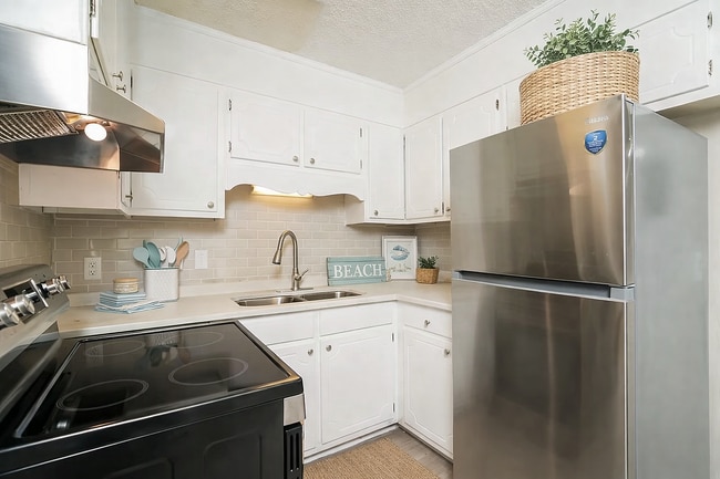 Building Photo - Pebble Creek Apartments