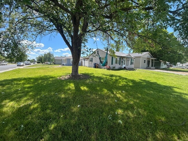 Building Photo - 2405 W Columbia Ave