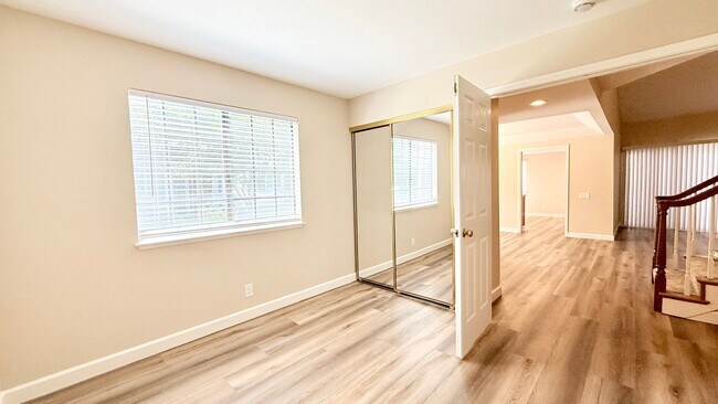 Building Photo - 1100 Sunshine Cir