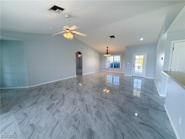 Building Photo - 526 NW 1st Ln