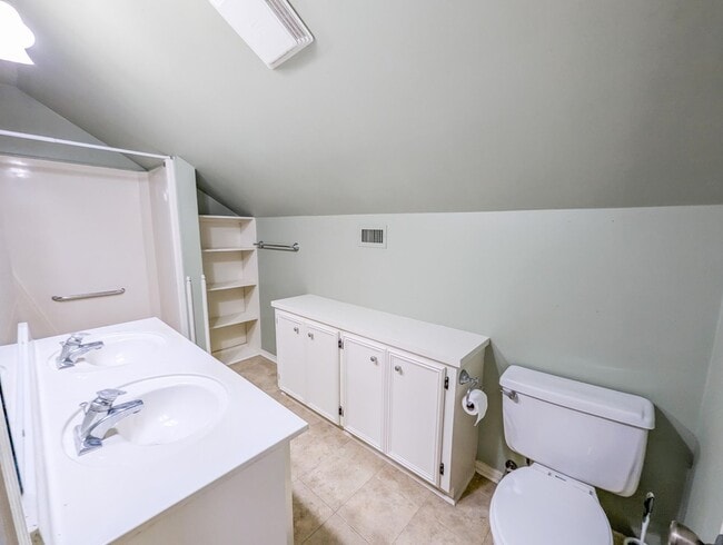 Building Photo - Spacious 4/3 bathroom Home
