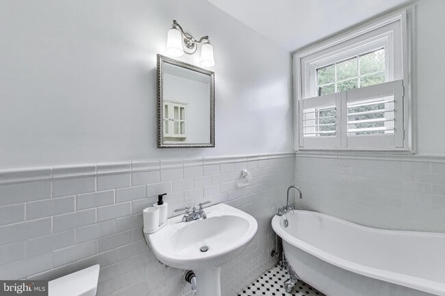 Building Photo - 5809 Grosvenor Ln