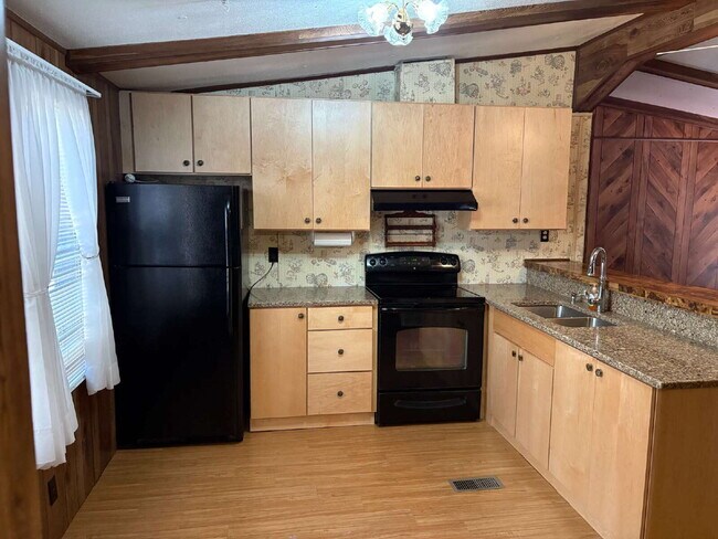 Building Photo - "Charming 3-Bedroom with 2 Full Baths in H...