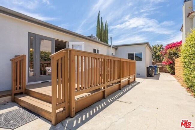 Building Photo - 1610 S Hayworth Ave