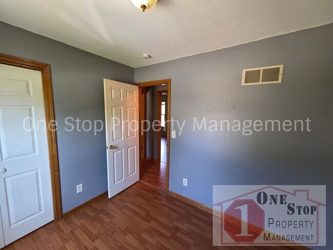 Building Photo - Charming Split Level 3 Bedroom Home in Kansas City!