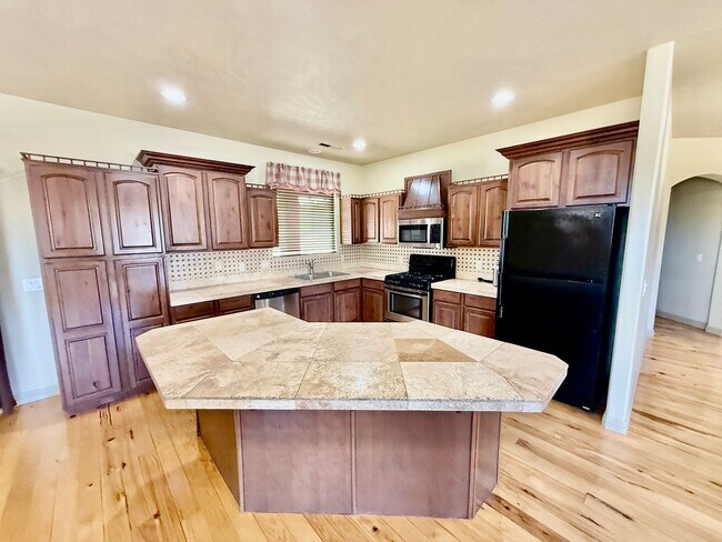 Building Photo - VIEWS in Toquerville Four Bedroom