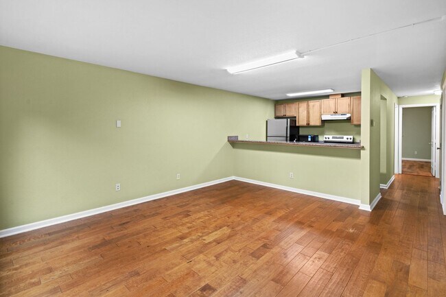 Building Photo - Ground floor 1 bed + bonus room in prime B...