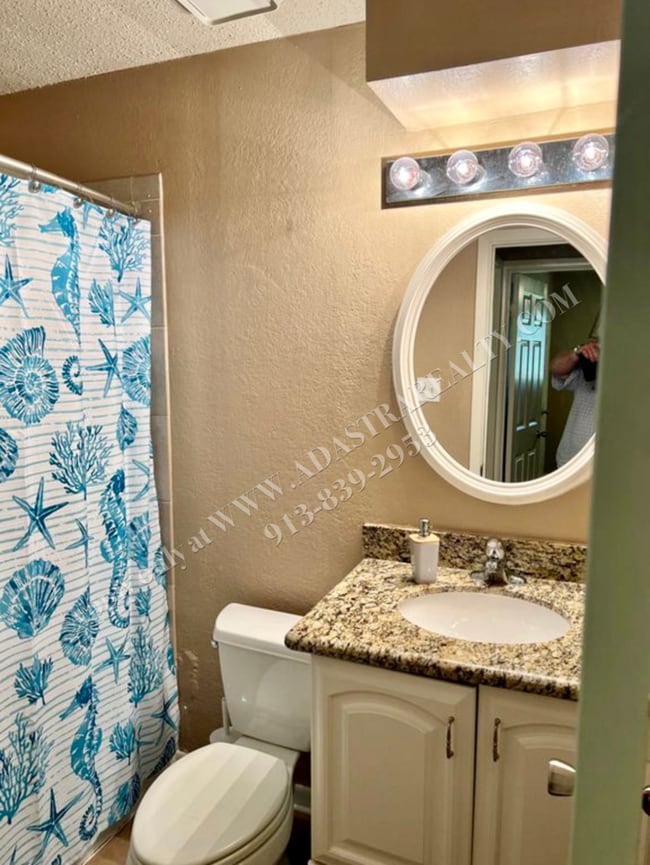 Building Photo - Updated 3 Bed and 2 Bath Duplex in Olathe-...