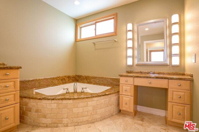 Building Photo - 17097 Palisades Cir