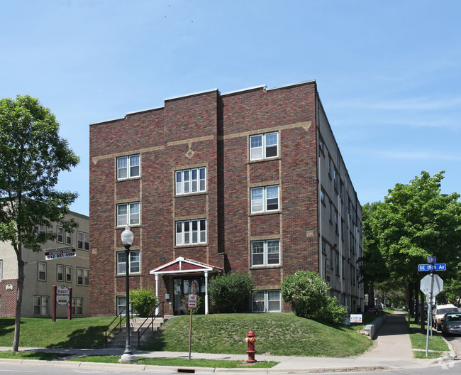 Primary Photo - Varsity Apartments