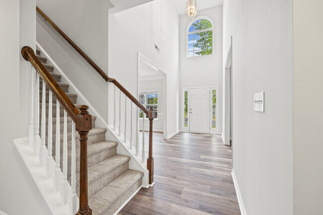 Building Photo - 4 bed/2.5 bath in Matthews - 1st Month's Rent only $1000!