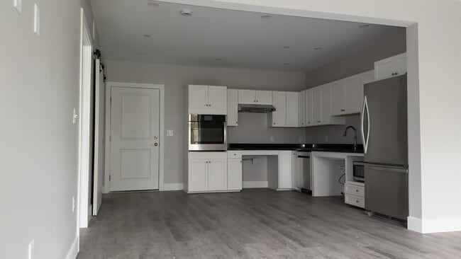 Building Photo - 251 Sladen St