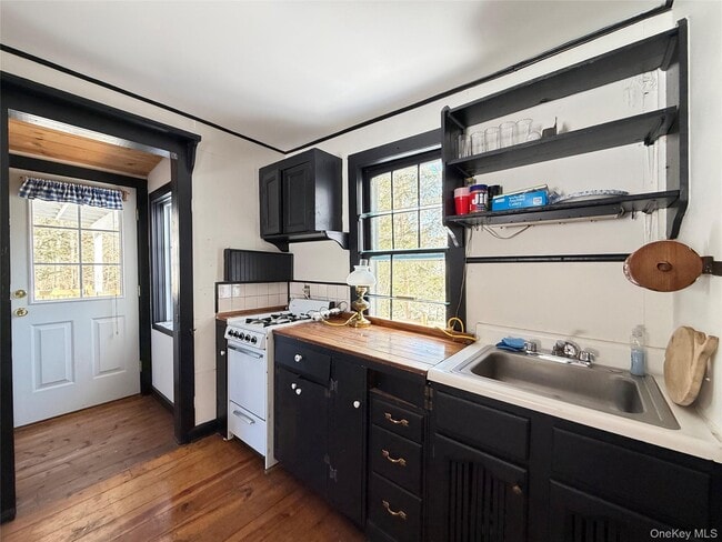 Building Photo - 674 Debruce Rd