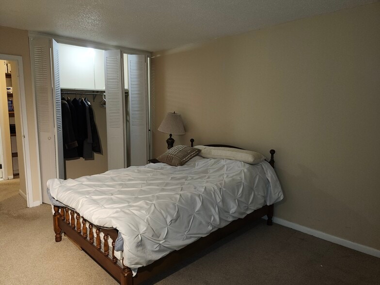 Building Photo - 2200 S Stewart Ave