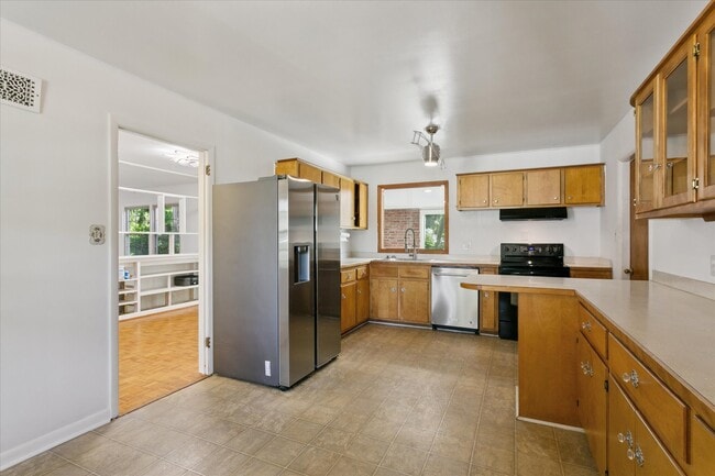 Building Photo - 700 Pelham Dr