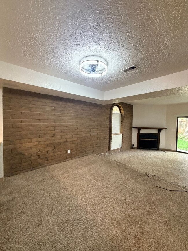 Building Photo - 3 Bedroom Townhouse