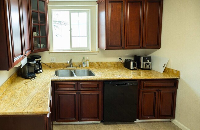 Building Photo - 240 E Hedding St